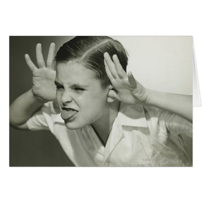 Junge, der sich ins Gesicht stellt (Vorderseite (Horizontal))