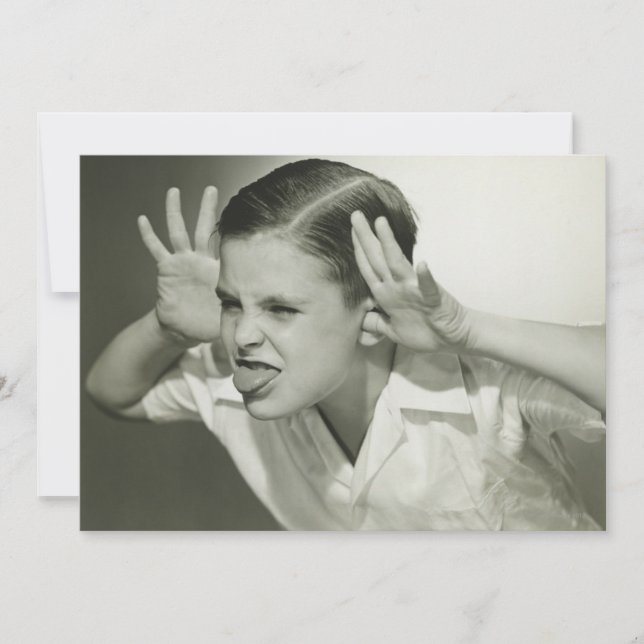 Junge, der sich ins Gesicht stellt (Vorderseite)