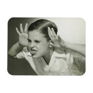 Junge, der sich ins Gesicht stellt Magnet