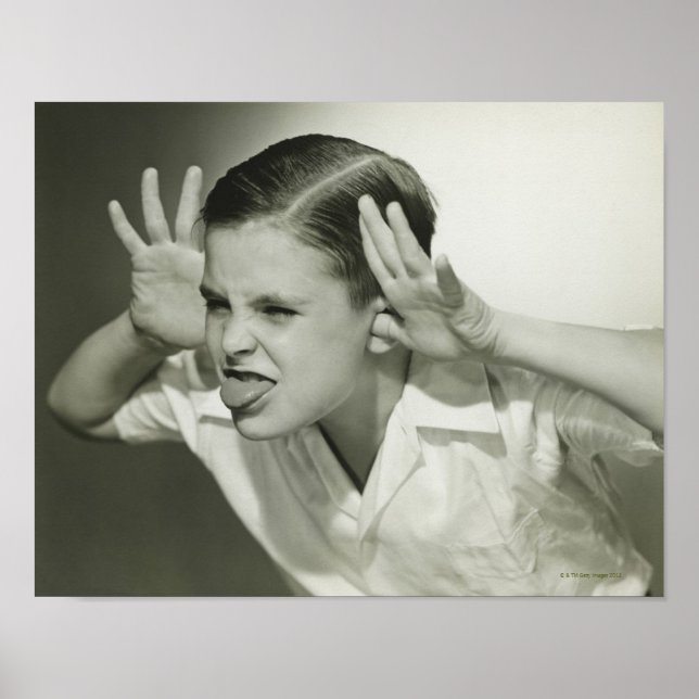 Junge, der sich ins Gesicht stellt Poster (Vorne)