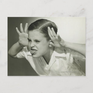 Junge, der sich ins Gesicht stellt Postkarte