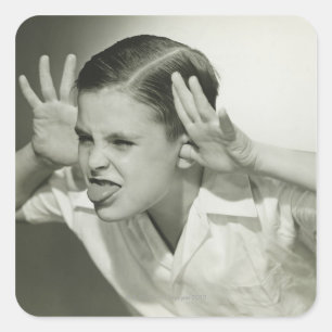 Junge, der sich ins Gesicht stellt Quadratischer Aufkleber