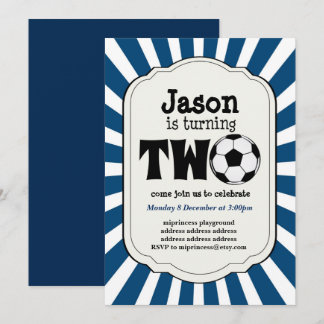 Junge, der zwei Fußballball-Einladung macht Einladung