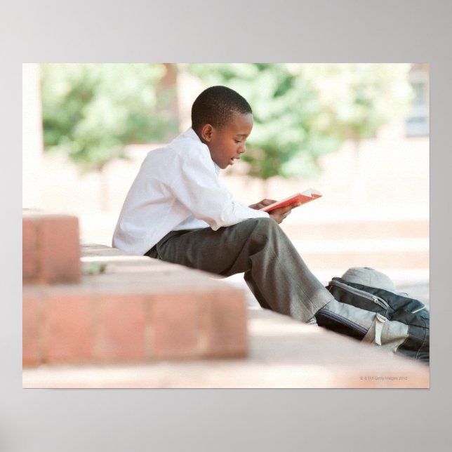 Junge, die auf Stufen außerhalb der Schule lesen, Poster (Vorne)