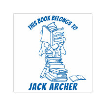 Junge, die Bücher lesen, nennen Kinderbibliothek B