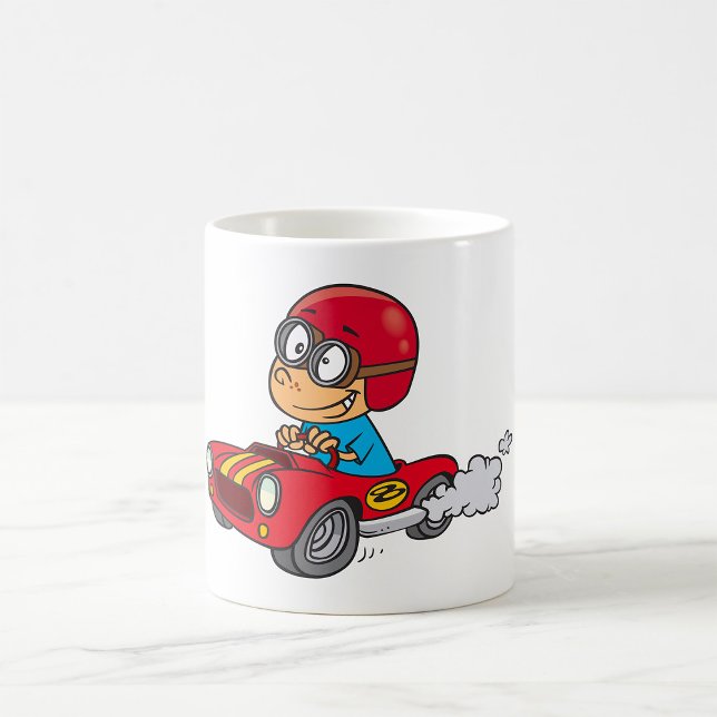 Junge, die Red Race Car fahren Kaffeetasse (Von Creator hochgeladen)