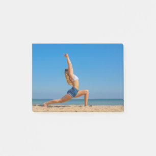 Junge Dutch Frau in Yogaststellung am Strand.JPG Post-it Klebezettel