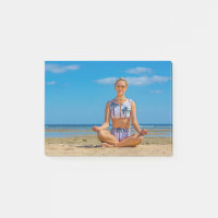 Junge Dutch Frau meditieren am Strand.JPG
