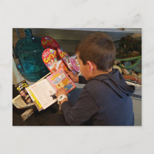 Junge erforscht Zaubertricks und Spielzeug  Postkarte
