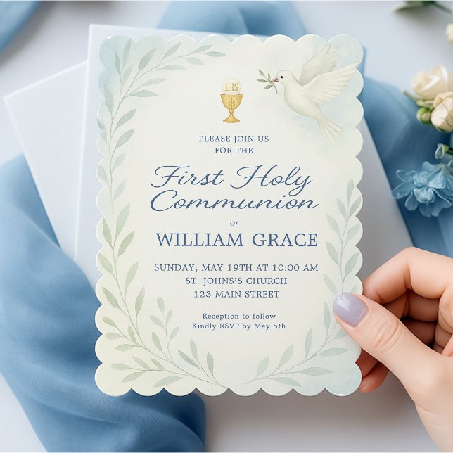 Junge Erste heilige Kommunion Dove & Chalice Einla Einladung (first-holy-communion-invitation-boy-holding-card-blue-flatlay.png)