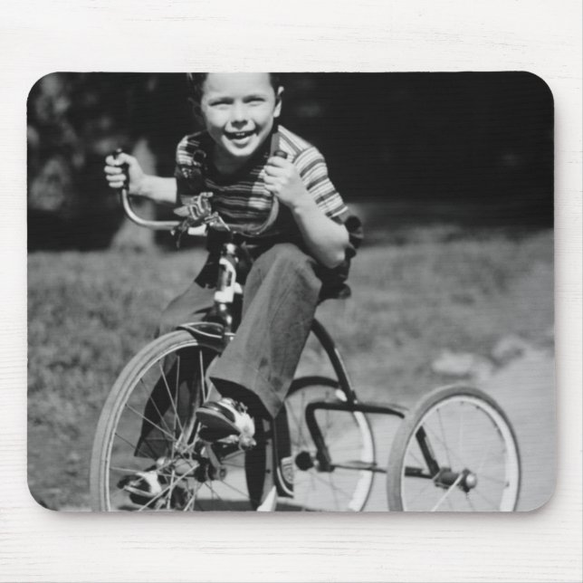 Junge fährt Dreirad Mousepad (Vorne)