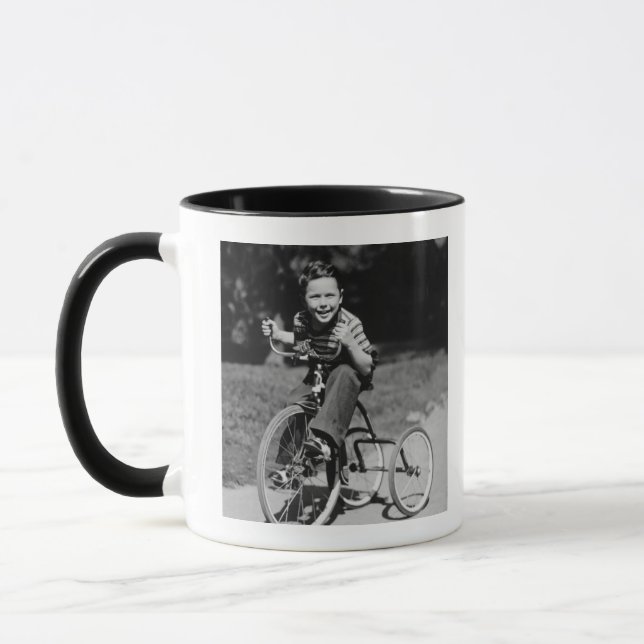Junge fährt Dreirad Tasse (Links)