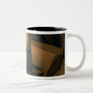 Junge Frau an ihrer Toilette Zweifarbige Tasse
