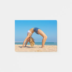 Junge Frau biegt sich am ägyptischen Strand zurü Post-it Klebezettel