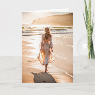 Junge Frau, die am Strand spazieren geht Karte