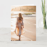 Junge Frau, die den Strand zum Geburtstag spaziere