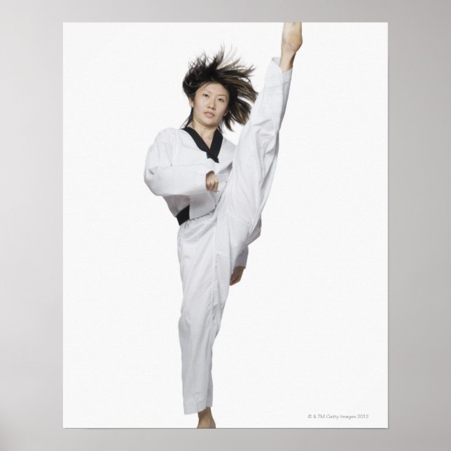 Junge Frau, die Kicken praktiziert Poster (Vorne)