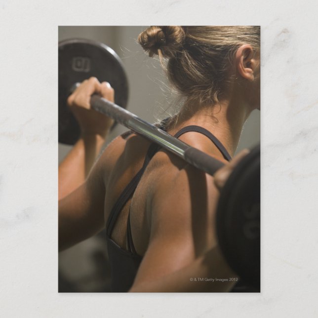Junge Frau, die mit Barbell trainiert, Rückblick Postkarte (Vorderseite)