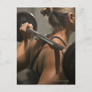 Junge Frau, die mit Barbell trainiert, Rückblick Postkarte