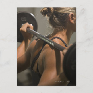 Junge Frau, die mit Barbell trainiert, Rückblick Postkarte