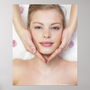 Junge Frau, die sich massiert Poster