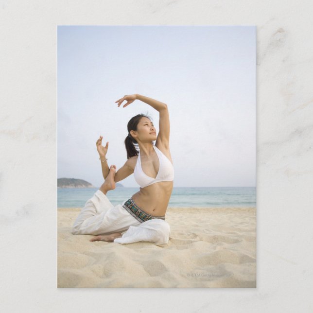 Junge Frau, die Yoga am Strand macht Postkarte (Vorderseite)