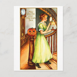 Junge Frau, die zu Halloween in den Spiegel schaut Postkarte