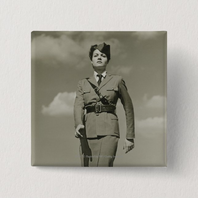 Junge Frau im Militärmarschieren auf Dachspitze Button (Vorderseite)