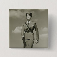 Junge Frau im Militärmarschieren auf Dachspitze