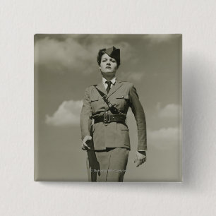 Junge Frau im Militärmarschieren auf Dachspitze Button