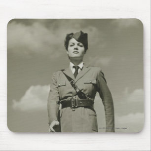 Junge Frau im Militärmarschieren auf Dachspitze Mousepad