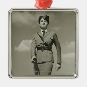 Junge Frau im Militärmarschieren auf Dachspitze Ornament Aus Metall