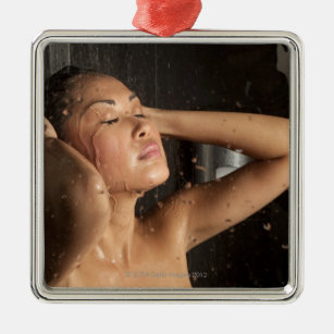 Junge Frau in der Dusche Silbernes Ornament