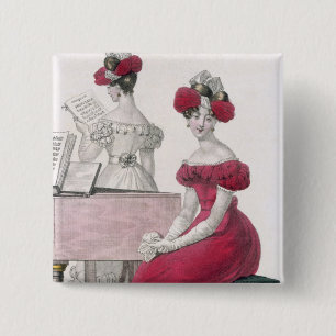 Junge Frau in einem Krepp-Abends-Kleid mit einem Button