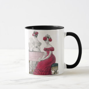 Junge Frau in einem Krepp-Abends-Kleid mit einem Tasse