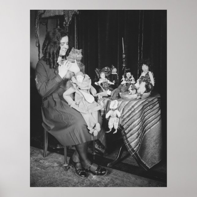 Junge Frau, Katze & Dolls, 1920er Poster (Vorne)