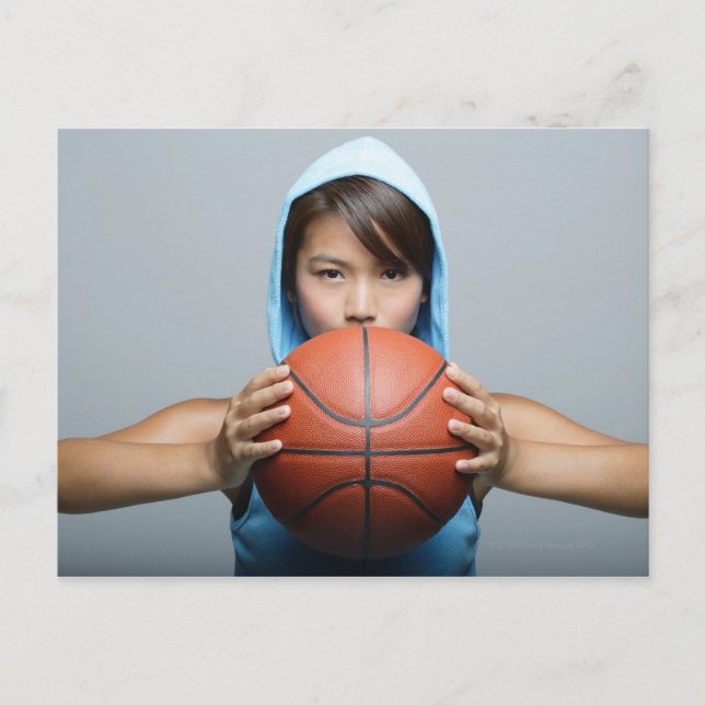 Junge Frau mit Basketball und Kamera Postkarte (Vorderseite)