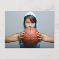 Junge Frau mit Basketball und Kamera