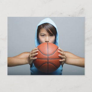 Junge Frau mit Basketball und Kamera Postkarte