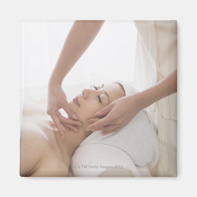 Junge Frau mit Gesichtsmassage Magnet (Vorne)