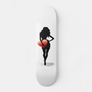 Junge Frau mit Herz in der Schuppenwand Skateboard