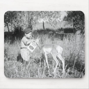Junge füttert Antilope Mousepad