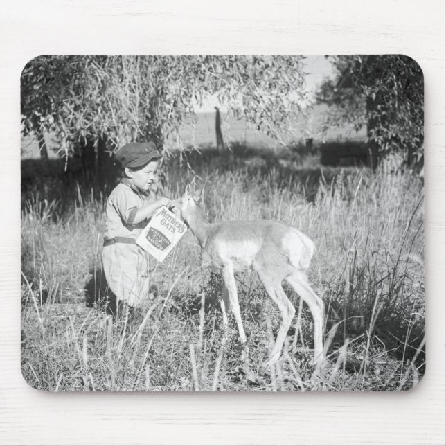 Junge füttert Antilope Mousepad (Vorne)