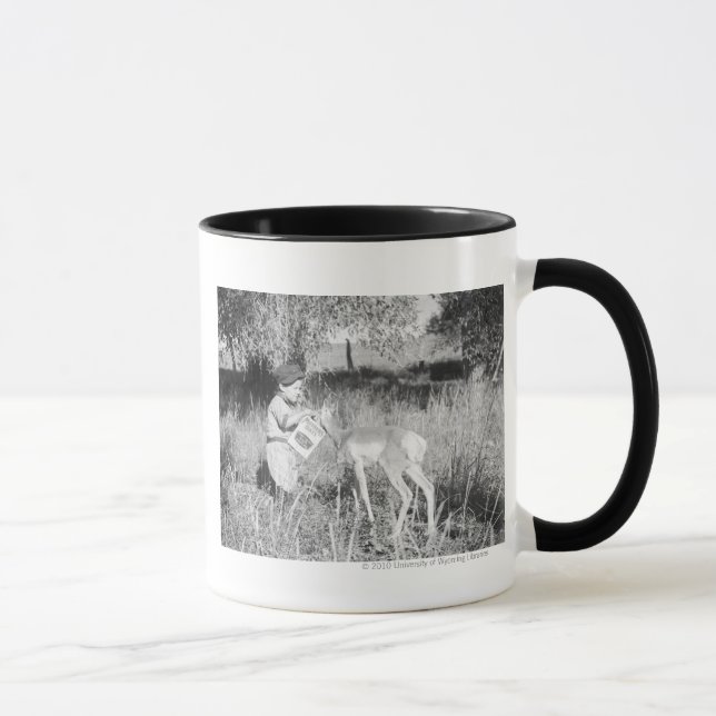 Junge füttert Antilope Tasse (Rechts)