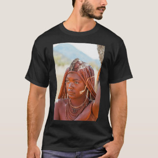 Junge Himba-Frau mit Kopfbedeckungen und Dekoratio T-Shirt