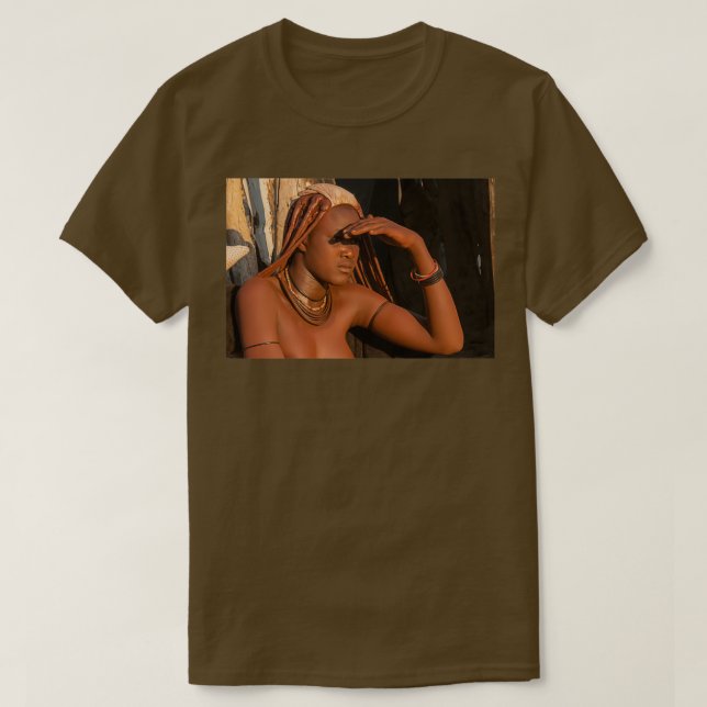 Junge Himba-Frau mit Kopfbedeckungen und Dekoratio T-Shirt (Design vorne)