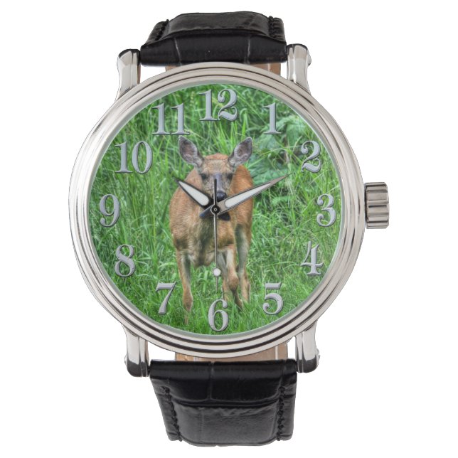 Junge Hirschtote und grüne Gräser Wildbeobachtung Armbanduhr (Vorderseite)