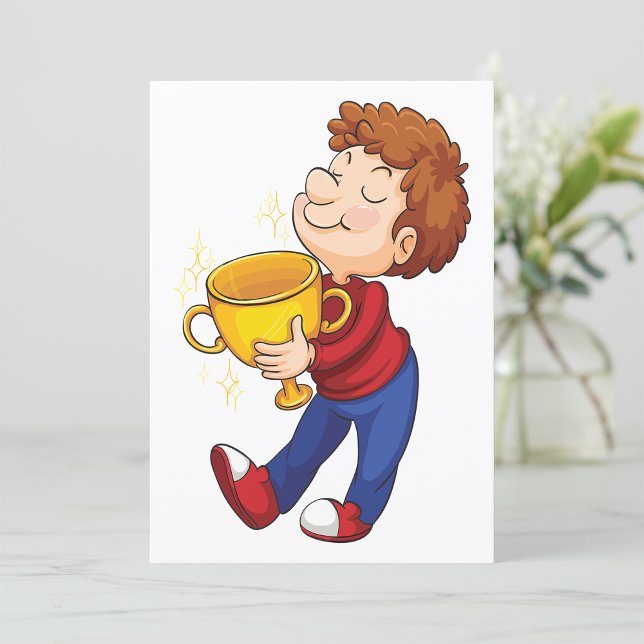 Junge Holding Golden Trophy Award Gewinner Einladung (Von Creator hochgeladen)