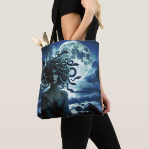 Junge hübsche Medusa bei Mond & Ozean