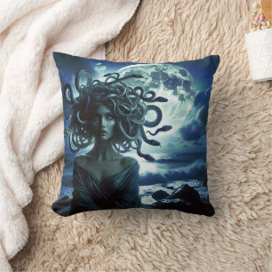 Junge hübsche Medusa bei Mond und Ozean Kissen